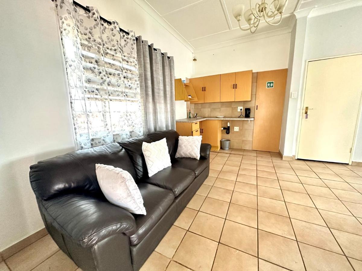 Blue Lantern Bed And Breakfast Kempton Park Exterior photo